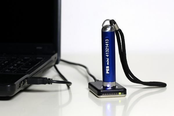Rondero PES Mini de la marca TOMST sobre punto de descarga USB conectado a un computador portátil.